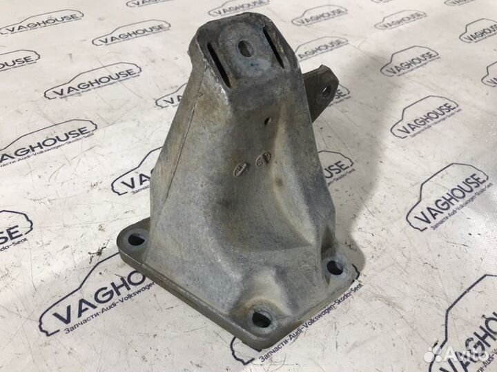 Кронштейн двигателя правый Volkswagen Passat B5+