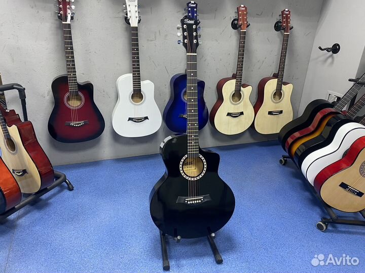 Акустическая шестиструнная полноразмерная гитара