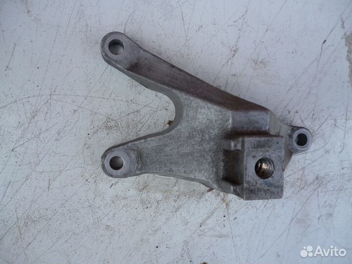 Кронштейн кпп Volvo V50