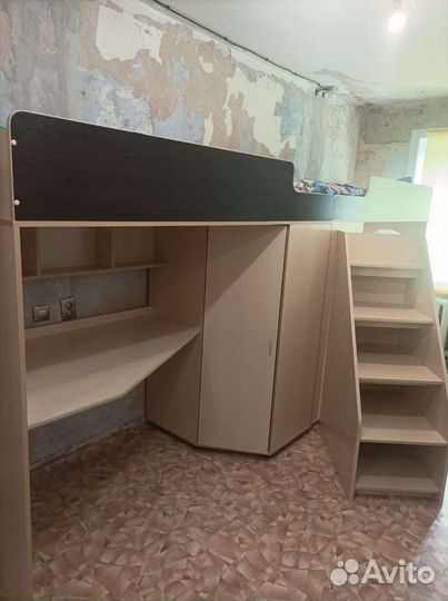 Кровать чердак со столом и шкафом