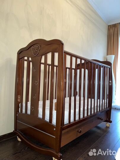 Детская кроватка с маятником и ящиком