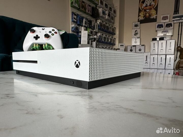 Xbox One S 1TB гарантия отличное состояние