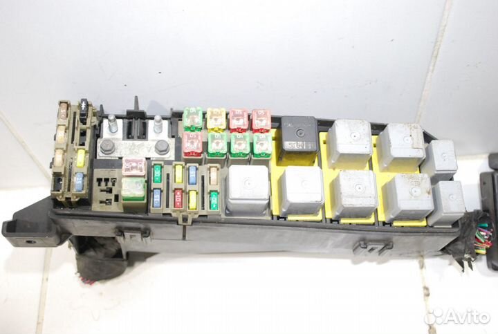 Блок предохранителей подкапотный Mazda Tribute EP