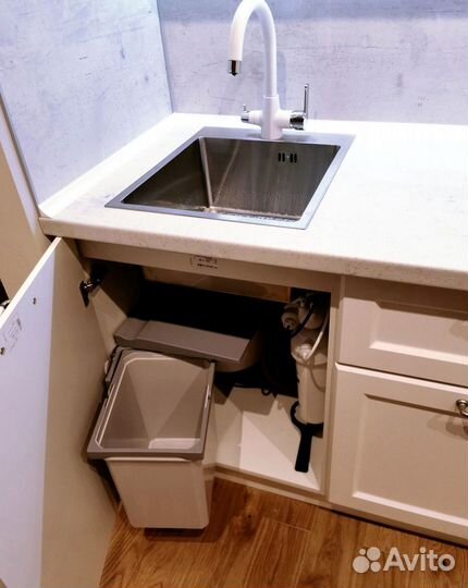 Кухонный гарнитур в стиле хай тек