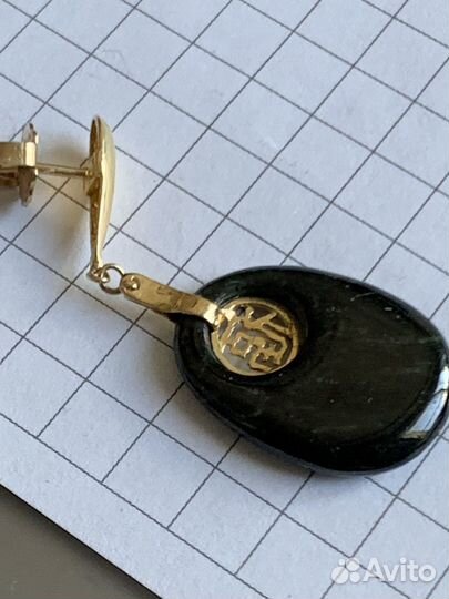 Золотые серьги с ониксом