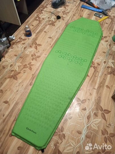 Самонадувающийся коврик quechua a200