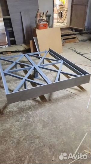 Парящие кровати в ассортименте