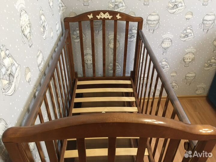 Детская кроватка с продольным маятником
