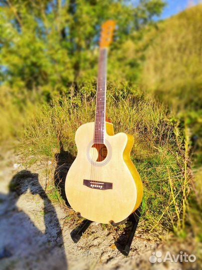 Гитара натурального цвета