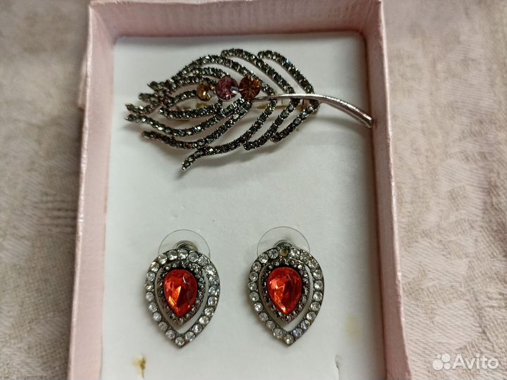 Серьги гвоздики и брошь со стразами