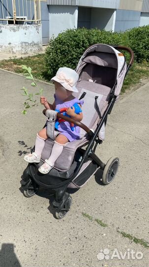 Прогулочная коляска бежевая