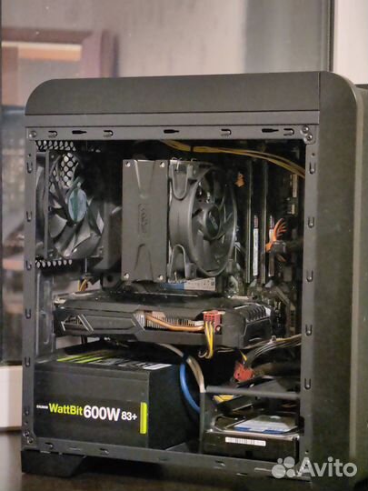 Компьютер с монитором и клавиатурой