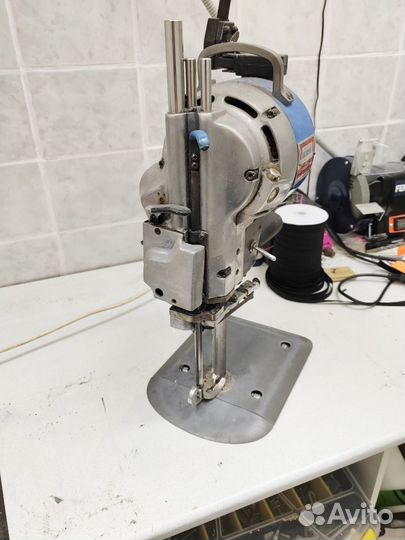 Раскройный нож вертикальный. Швейные машины