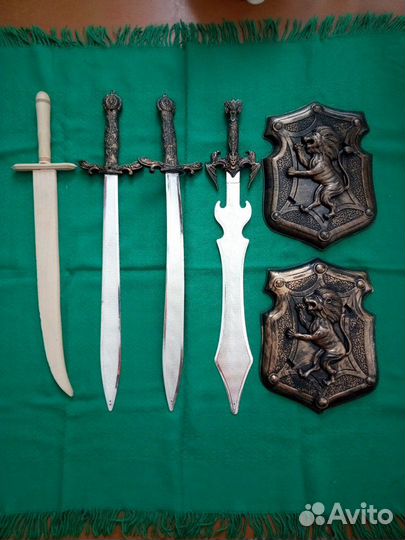 Игрушечные мечи, деревянный и фигурный проданы