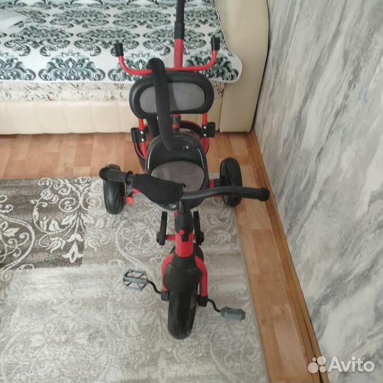 Детский велосипед с ручкой