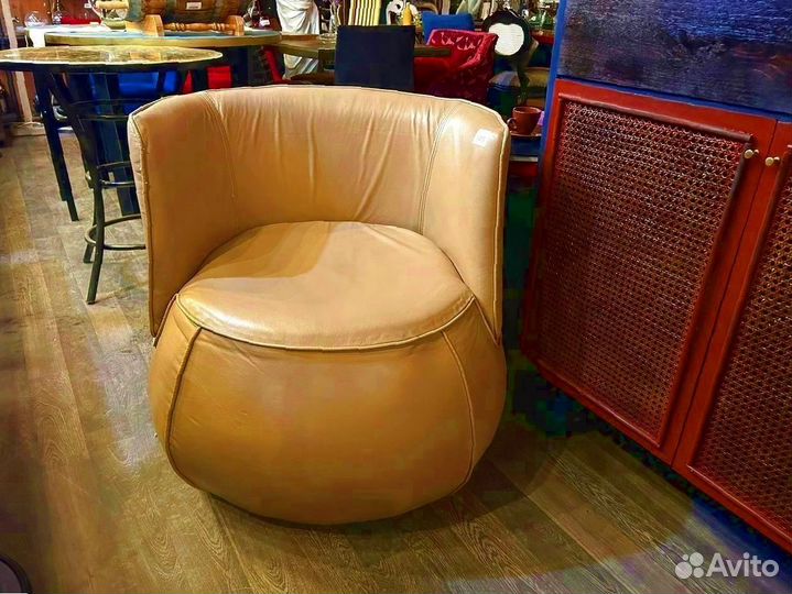 Кресло круглое из кожи