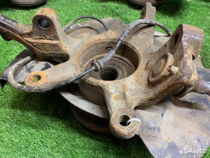 Кулак передний левый Range Rover L322 Land Rover