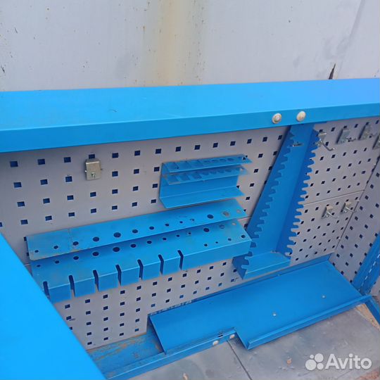 Навесной инструментальный шкаф