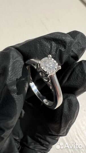 Помолвочное кольцо с бриллиантом