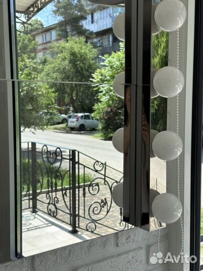 Гримерное зеркало с лампочками