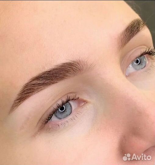 Модель на брови