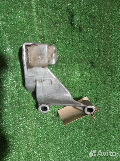 Крепление гура Audi 80 B3