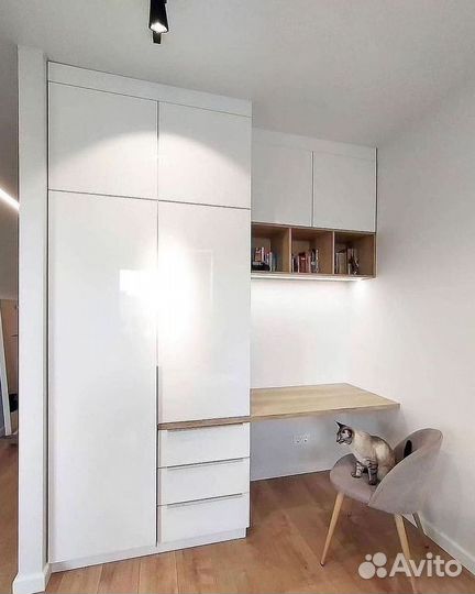 Стол с ящиками