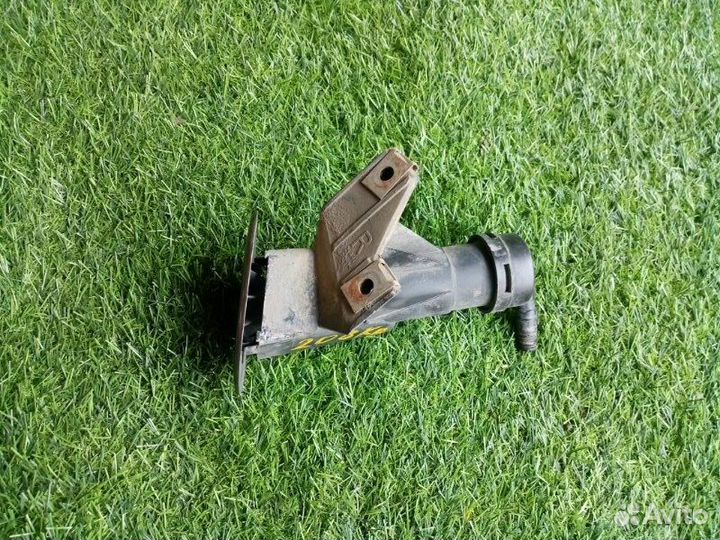 Форсунка омывателя фар правая Toyota Avensis T250