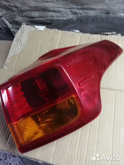 Задний правый наружный фонарь на Тойоту Раф4