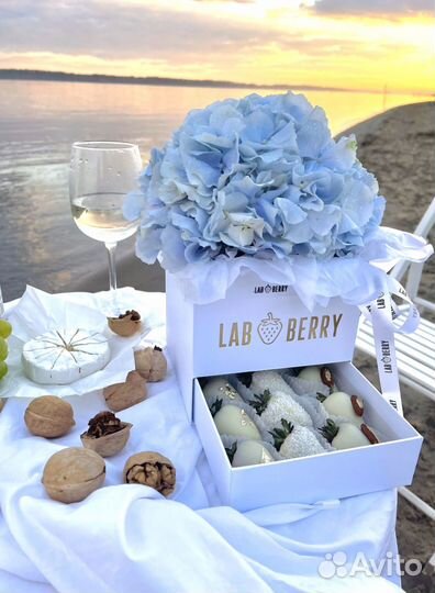 Клубника в шоколаде с цветами набор