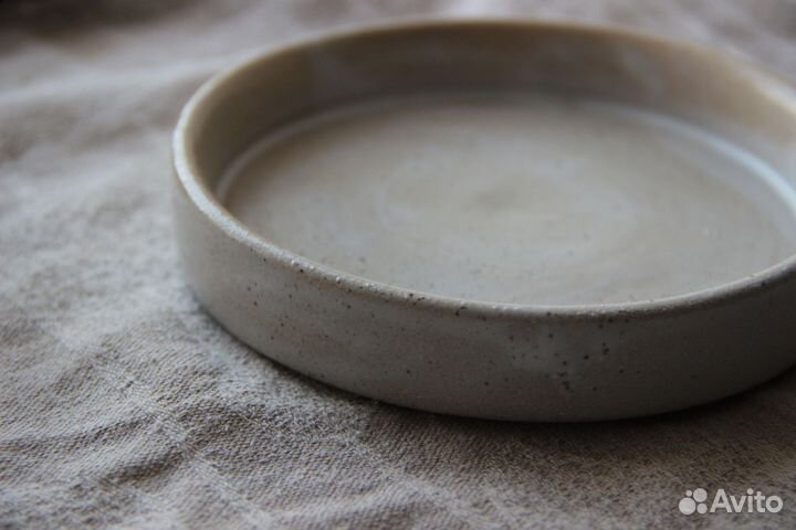 Плоская тарелка ручной работы