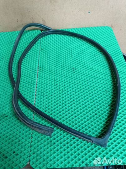 Уплотнитель двери задний прав Mazda Capella CG2PP