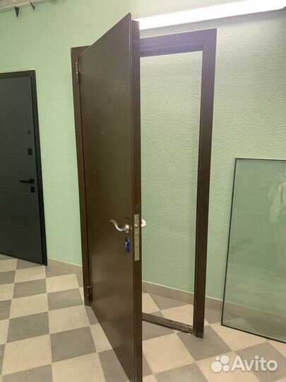 Дверь входная металлическая от застройщика
