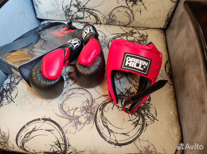 Боксерские перчатки и шлем