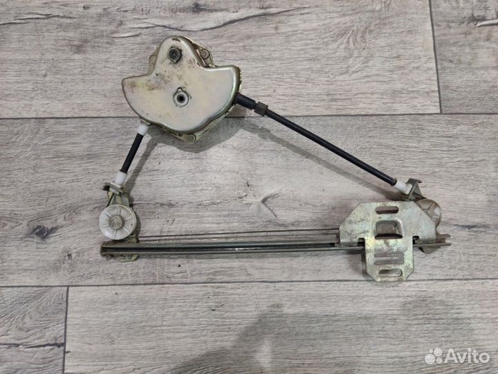 Стеклоподъемник механический задний левый 2110