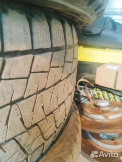 Bridgestone Blizzak DM-V1 215/60 R17