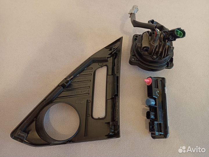 Фара противотуманная Toyota Roomy правая комплект