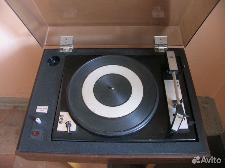 Проигрыватель пластинок Мелодия Melodia работает