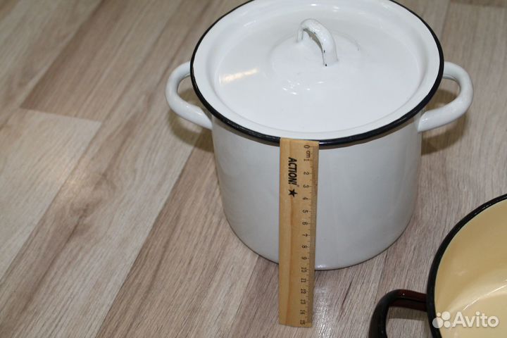 Новая эмалированная кастрюля