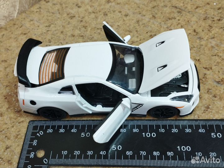 Модель автомобиля Nissan GTR масштаб 1:32