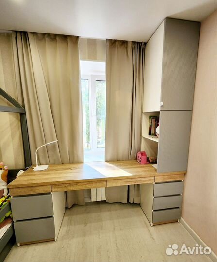 Рабочий стол у окна