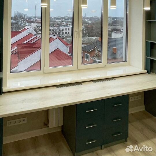 Рабочий стол с полками