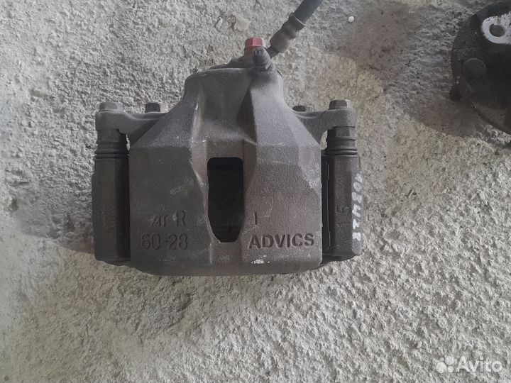 Суппорт передний правый Toyota Mark X GRX120