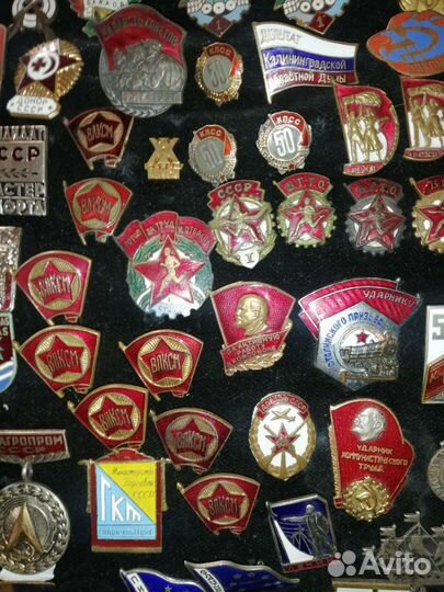 Значки октябрята, пионеры, комсомольцы, партийые