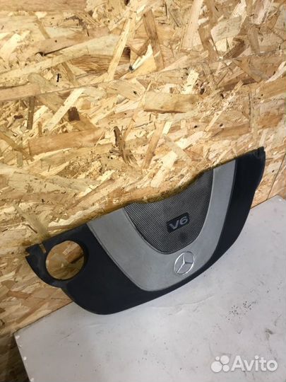 Декоративная крышка двигателя Mercedes-Benz