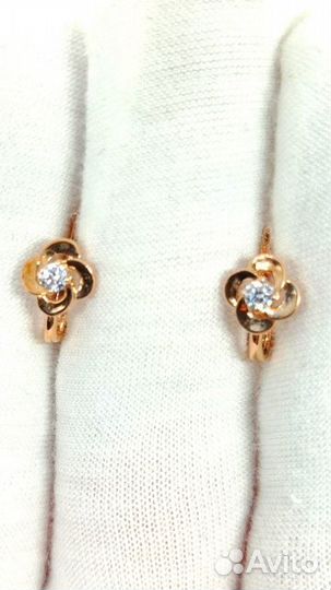 Золотые серьги с камнем