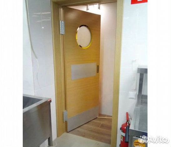 Маятниковые двери с окном и глухие