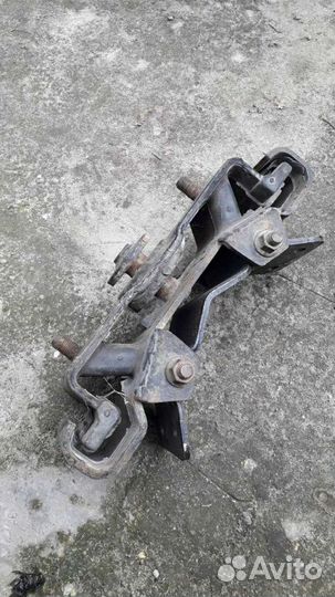 Mitsubishi L200 подушка кпп