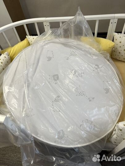 Детская кроватка с маятником