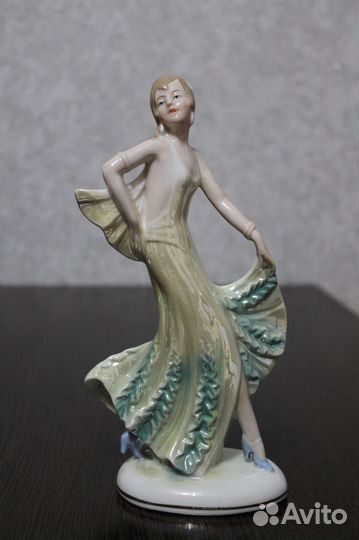 Фарфоровая статуэтка 